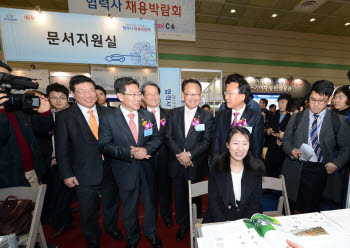 김억조 현대차 부회장, 윤상직 지식경제부 장관, 유장희 동반성장위원회장, 유일호 국회의원, 방하남 고용노동부 장관(왼쪽부터)이 현대기아차 협력사 합동 채용박람회를 둘러보고 있다.