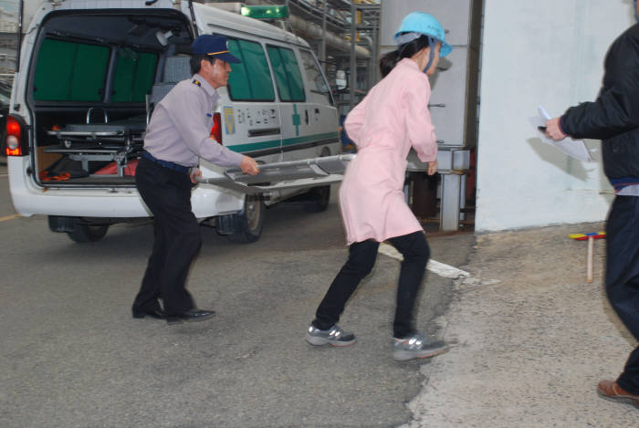 태광산업 직원들이 울산공장 화재 사고를 가정하고 부상자 이송을 위한 훈련을 하고 있다.