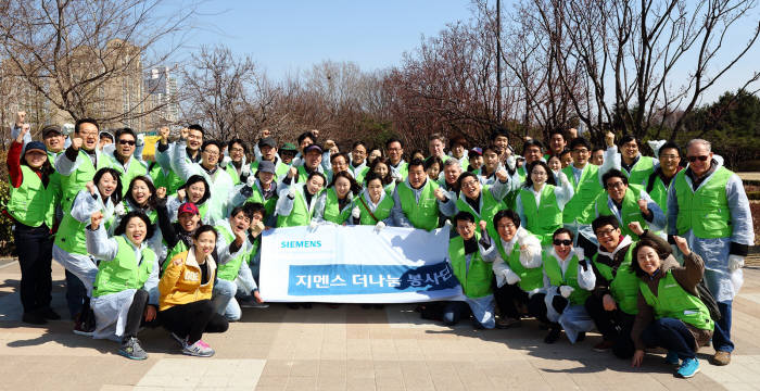 한국 지멘스는 지난 29일 뚝섬 한강공원에서 봄맞이 새 단장 봉사활동을 펼쳤다.