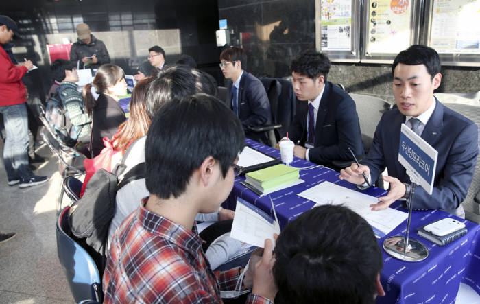 지난 3일 영남대에서 열린 두산그룹 캠퍼스 리크루팅에서 두산그룹 계열사 채용담당자들이 직접 채용상담을 하고 있다.