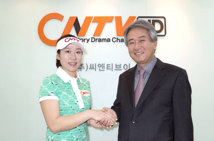 박성호 CNTV 대표(오른쪽)와 박햇님 선수가 악수하고 있다.