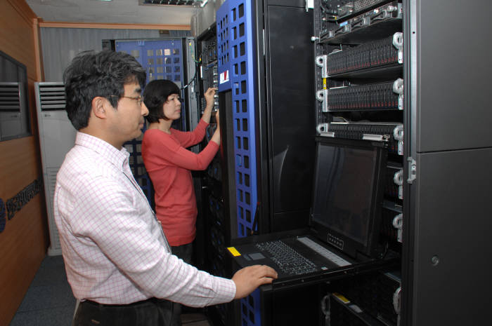 김형환 ETRI 책임연구원(왼쪽)이 최정란 선임연구원고 함께 마하시스템과 스토리지 시스템을 점검하고있다.