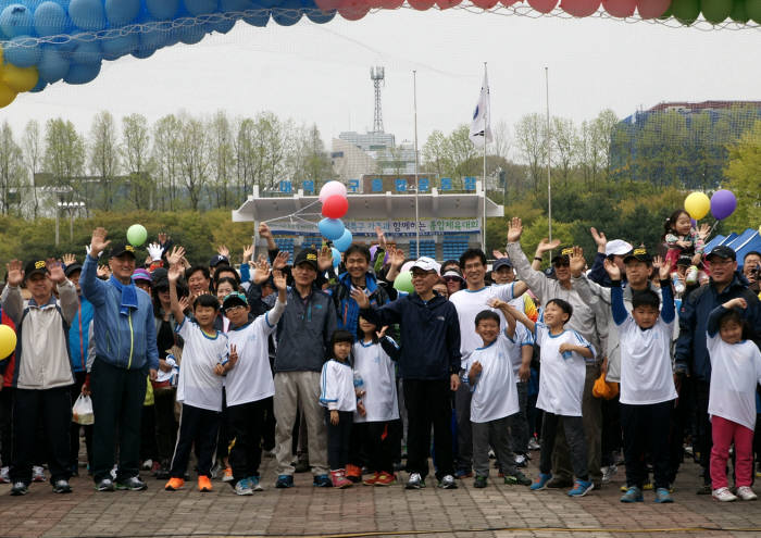 27일 열린 대덕특구종합체육대회에서 이상목 미래부 차관(앞줄 왼쪽에서 다섯번째)과 출연연 기관장 10여명이 걷기대회에 참가해 어린이들과 화이팅을 외치고 있다.