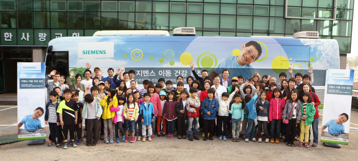 한국지멘스는 11일 경기도 일산에서 `지멘스 이동건강검진` 행사를 진행했다.