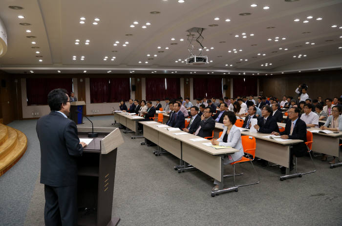 강원지역 경제활력을 높이기 위한 정책토론회가 산업부와 강원도청 주관으로 23일 도청 별관 4층 회의실에서 열렸다. 김상표 도 경제부지사가 인사말을 하고 있다.