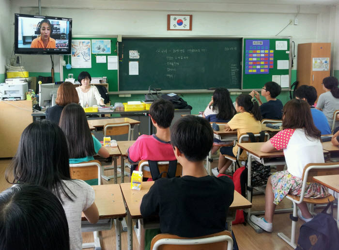 20일 서울 청구초등학교에서 열린 RS에듀컨설팅 `내일의 나를 부탁해` 직업 멘토링 영상 수업에서 우지인 대표와 학생들이 대화를 나누고 있다. <RS에듀컨설팅 제공>