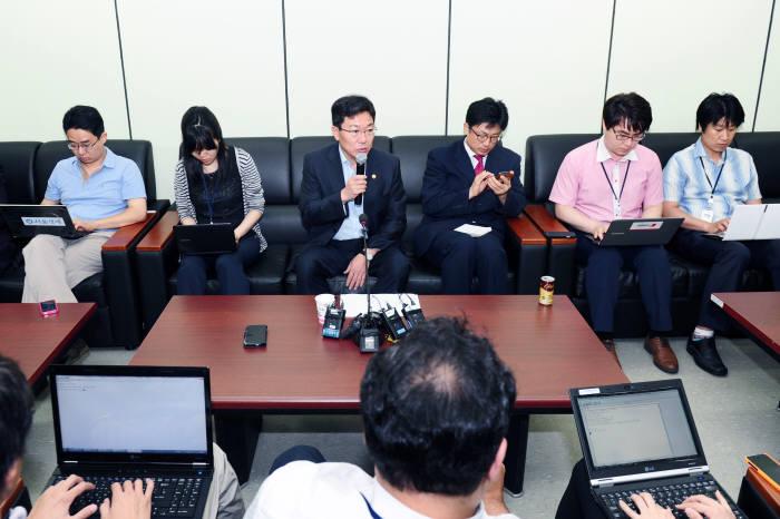 윤상직 산업통상자원부 장관이 1일 정부과천청사 기자실에서 박근혜 대통령 중국 국빈방문 기간에 양국 정상회담 및 경제통상협력 강화 MOU 체결, 우리기업의 중국 내수시장 개척 상담회 등과 관련해 브리핑을 하고 있다. <산업통상자원부 제공>