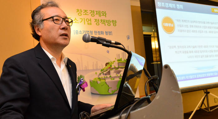 한국IT리더스포럼이 주최하는 IT리더스포럼 7월 정례 모임이 16일 서울 반포 JW메리어트호텔에서 열렸다. 한정화 중소기업청장이 `창조경제와 중소기업 정책방향`을 주제로 강연하고 있다. 윤성혁기자 shyoon@etnews.com