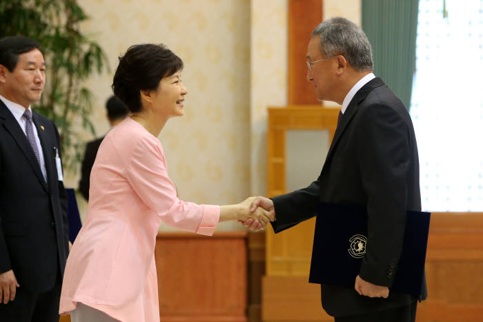 박근혜 대통령이 8일 청와대에서 윤창번 신임 미래전략수석에게 임명장을 수여한 뒤 악수하고 있다. <사진=청와대 제공>