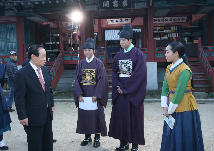 이경재 방송통신위원장이 2일 MBC 월화드라마 `불의 여신 정이`(극본 권순규, 연출 박성수) 외주제작 현장인 용인 드라미아를 방문했다.