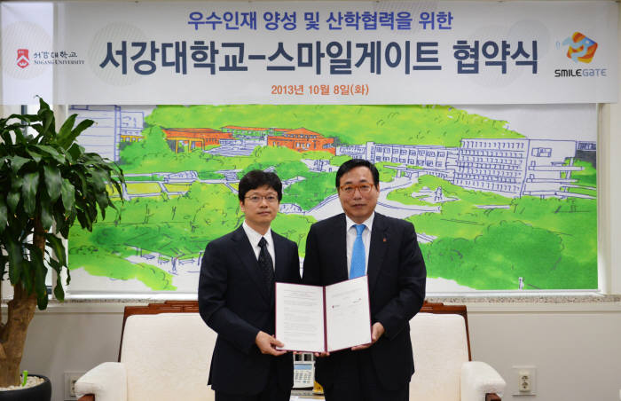 유기풍 서강대학교 총장(오른쪽)과 권혁빈 스마일게이트 대표가 8일 인재양성과 산학협력을 위한 협약을 체결했다.