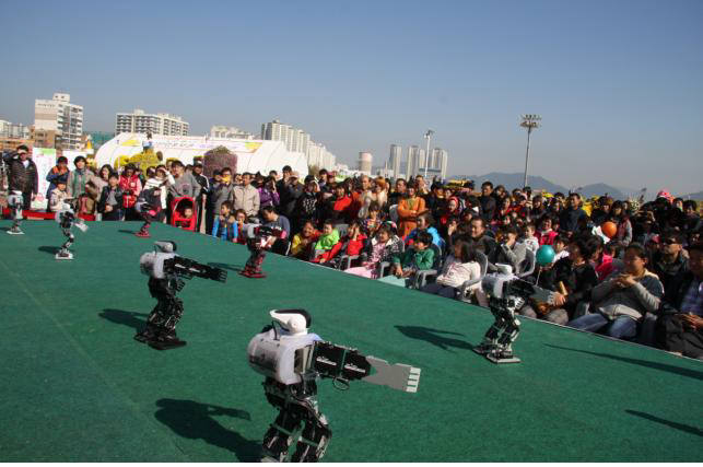 지난해 `가고파 국화축제` 에서 경남로봇산업진흥재단이 마련한 로봇댄스 공연 장면.