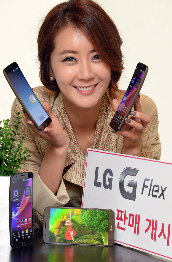 LG전자 곡면 스마트폰 `LG G플렉스`가 12일 국내 이동통신 3사를 통해 판매가 시작됐다. G플렉스는 LG그룹 핵심 역량을 결집한 제품으로 세계 최대 크기의 스마트폰용 곡면 디스플레이, 세계 최초 곡면 배터리, 셀프 힐링 백커버 등을 탑재했다.