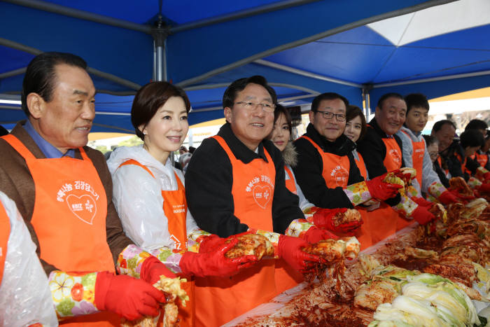 사진 왼쪽부터 서석홍 중기중앙회 부회장, 김서라(탤런트), 김기문 중기중앙회장.