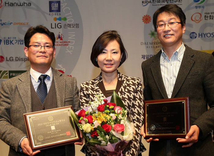 한국지엠은 28일 `대한민국 소셜미디어 소통대상` 대상을 수상했다.황지나 한국지엠 전무(가운데)와 박종철 부장(왼쪽), 김명기 부장이 상패와 꽃다발을 들고 기념촬영했다.