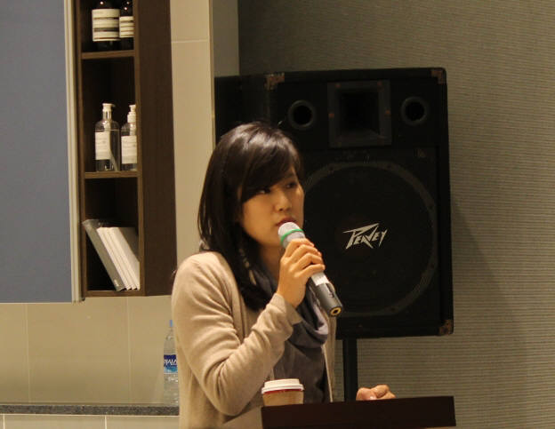 권지혜 삼홍테크 대표가 3일 서울 청담동 이누스 바스 전시장에서 열린 기자간담회에서 신제품 이누스 올림 비데를 설명하고 있다.