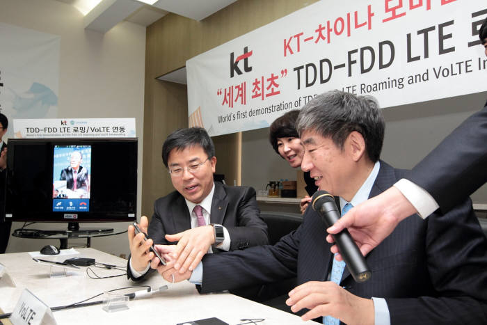 시궈화 차이나모바일 회장(오른쪽)이 KT 서울 광화문 사옥 시연장에서 스마트폰으로 VoLTE 상용망을 이용해 중국현지와 영상통화를 하고있다.