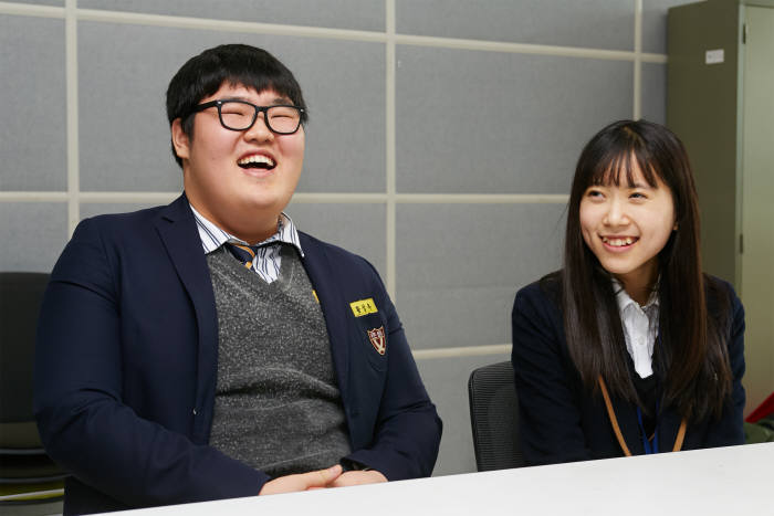 1기 LG CNS 스마트 아카데미 교육을 수료, 졸업한 황성욱 군(왼쪽)과 김보영 양.