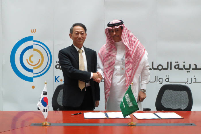 하재주 한국원자력연구원 신형원자로개발연구소장(왼쪽)과 마헤르 알 오단 KACARE 연구개발혁신실장이 협약 후 악수를 나눴다.