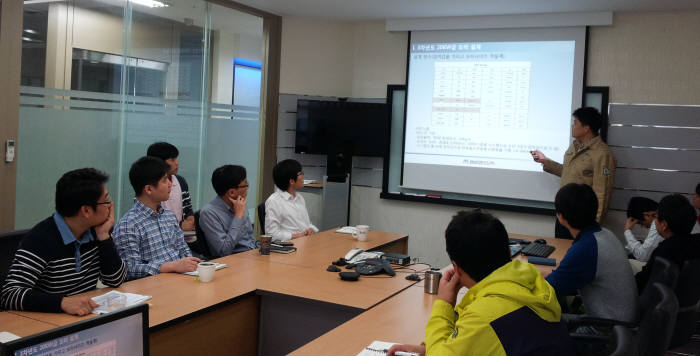 삼보모터스 직원들이 신제품 개발계획과 관련해 회의를 진행하고 있다.