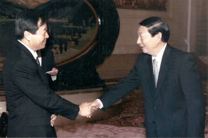 대통령 특사 자격으로 중국을 방문한 양승택 정통부 장관이 2001년 4월 20일 중국 주룽지 총리를 예방, 악수를 하고 있다.
