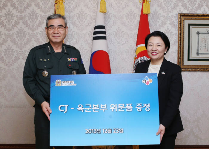 CJ그룹이 23일 계룡대 육군본부에서 참전용사와 육군장병 가정에 10억원 상당 라텍스 매트를 기증했다. 권오성 육군참모총장(왼쪽)과 민희경 CJ그룹 CSV경영실 부사장이 기증식에서 기념촬영하는 모습