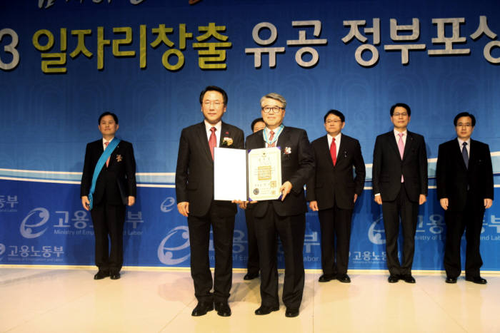 지난 24일 서울 강남 GS타워에서 열린 `2013 일자리창출지원 유공자 정부 포상 시상식`에서 방하남 고용노동부 장관(왼쪽)과 박성수 디아이디 대표이사가 기념사진을 촬영했다.