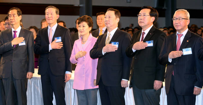 사진 왼쪽부터 한덕수 무역협회장, 허창수 전경련 회장, 박근혜 대통령, 박용만 대한상의 회장, 김기문 중기중앙회 회장, 현오석 경제부총리