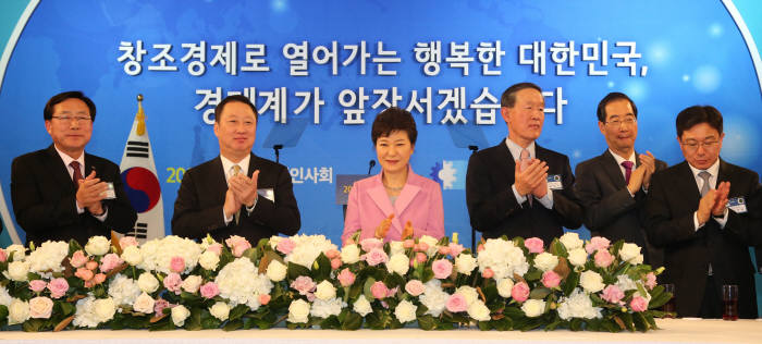 왼쪽부터 김기문 중기중앙회장, 박용만 대한상의 회장, 박근혜 대통령, 허창수 전경련 회장, 한덕수 무역협회장, 윤상직 산업부 장관.