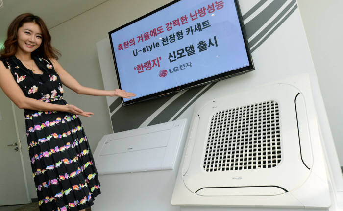 모델이 서울 여의도 LG트윈타워에서 간결한 디자인과 강력한 냉난방 성능을 겸비한 천장형 시스템에어컨(모델명 : T-W0720P2H ) 제품을 소개하고있다.