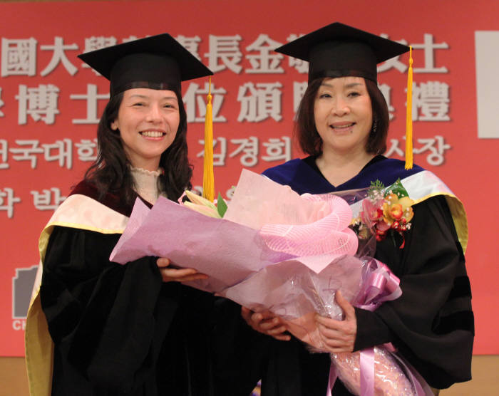 김경희 건국대 이사장(오른쪽)이 중국문화대학에서 명예박사학위를 받은 뒤 진종메이 중국문화대학 교무처장과 기념촬영했다.