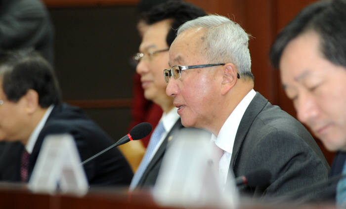현오석 부총리가 15일 광화문 서울청사에서 열린 제2차 경제관계장관회의에서 모두발언을 하고 있다.