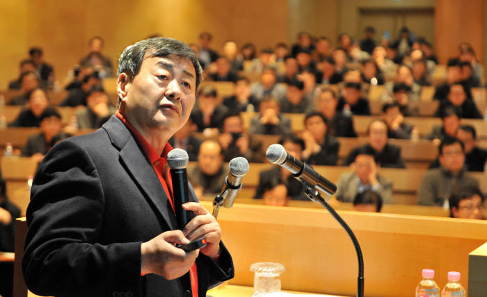 김준기 동부그룹 회장이 신년 임원 워크숍에서 특강하고 있다.