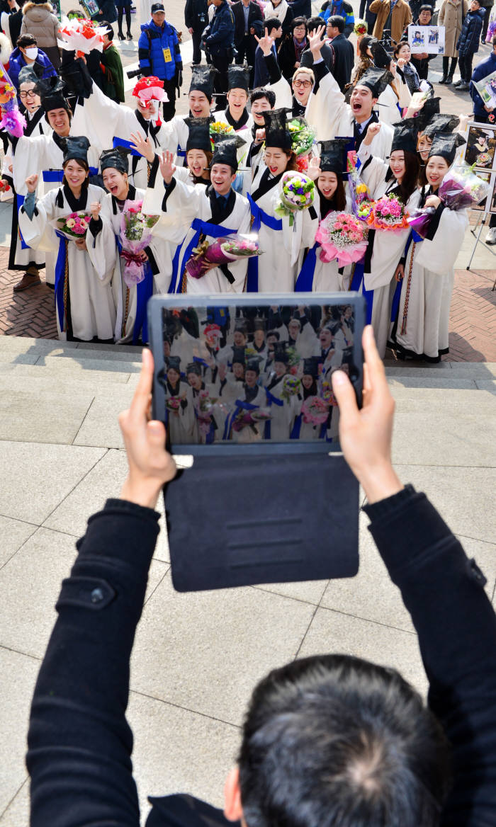 선비복장 졸업생, 소중한 순간은 최신 스마트 기기로