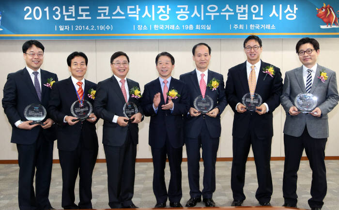 한국거래소 코스닥시장본부(본부장 최홍식)는 2014.2.19(수) 서울사옥에서 (주)위메이드엔터테인먼트 등 코스닥상장법인 6사를 <2013년 코스닥시장 공시우수법인>으로 선정하고 시상하였다. 2013 코스닥 공시우수법인 시상후 관계자들이 기념촬영했다. 왼쪽부터 이승열 슈프리마 이사, 이종진 코렌 대표, 이홍구 한글과컴퓨터 대표, 최홍식 한국거래소 코스닥시장본부장, 이용국 빅텍 대표, 김준성 위메이드엔터테인먼트 전무, 권기수 다음커뮤니케이션 부사장