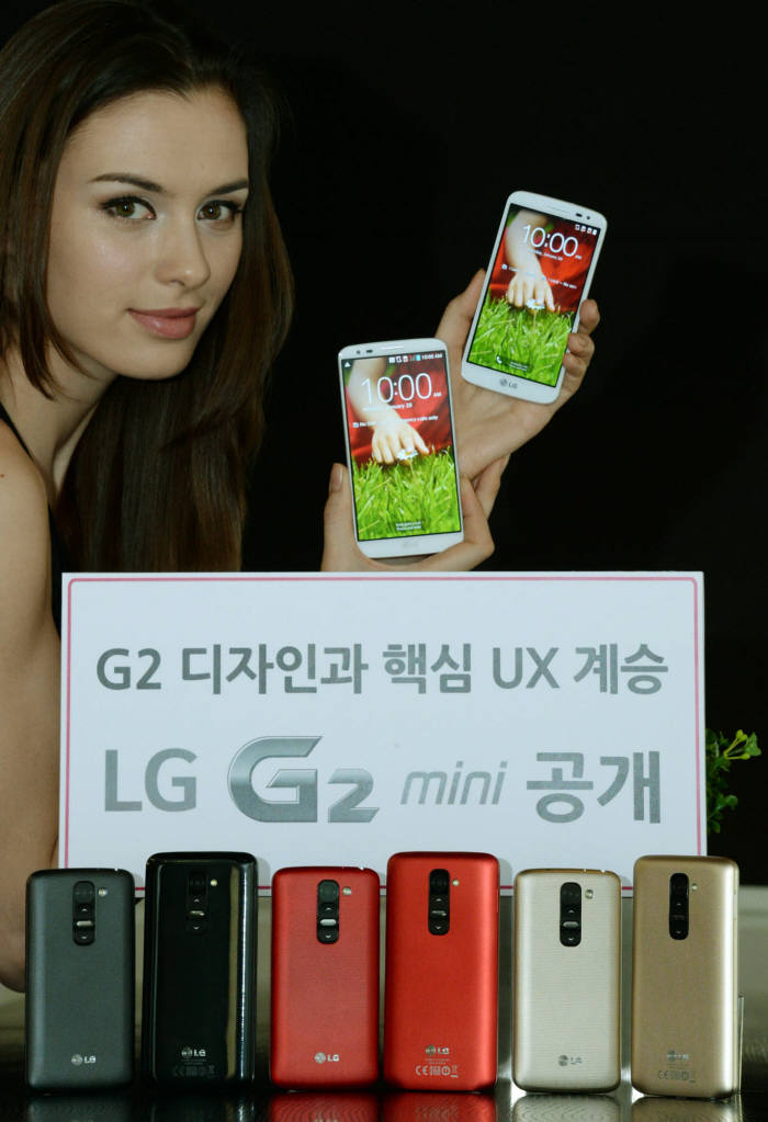 LG전자가 오는 24일(현지시각) 스페인 바르셀로나에서 개막하는 ‘MWC 2014’에서 ‘LG G2’의 혁신적 디자인과 핵심 사용자경험(UX)을 계승한 ‘LG G2미니’를 공개한다. G2미니는 프리미엄 스마트폰 라인업 ‘G시리즈’의 확장 라인업이다.