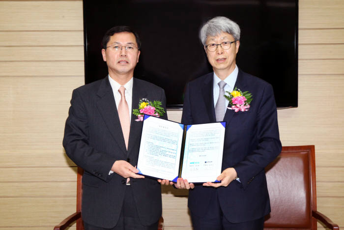 금시장 활성화 계약서 서명후 임영진 신한은행 부행장(왼쪽)과 이호철 한국거래소 파생상품시장본부장이 기념촬영했다