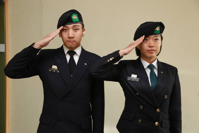 ROTC 수석 윤영환 소위(왼쪽)와 차석 김세나 소위.