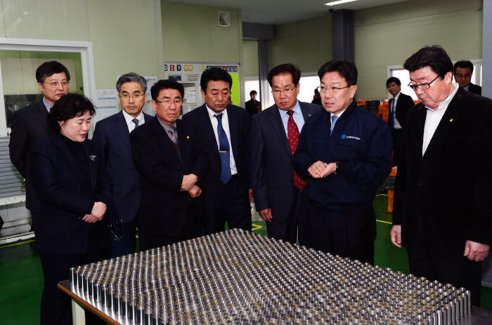 윤상직 산업통상자원부 장관(오른쪽 두 번째)은 지난 5일 경기도 안산 소재 중소 뿌리기업 제이앤엘테크(J&L Tech)를 방문해 ‘제4차 뿌리산업발전위원회’를 개최했다. 윤 장관이 플라즈마 표면처리, 표면처리장비 생산라인을 둘러보며 현장 근로자들을 격려하고 있다.