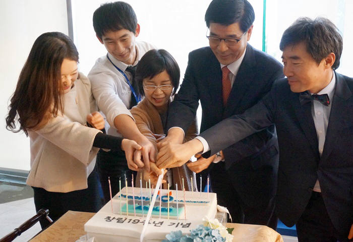 권치중 안랩 사장(왼쪽 네번째)과 임직원이 창립 19주년 기념 케익을 자르고 있다.