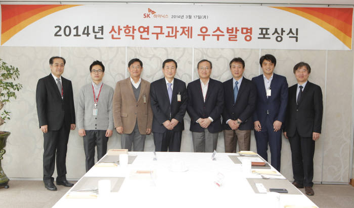 SK하이닉스는 17일 경기도 이천 본사에서 산학연구과제 우수발명 포상식을 가졌다. 왼쪽부터 민경현 SK하이닉스 법무특허실장, 유건 SK하이닉스 D램 소자기술팀 책임, 이상선 한양대 교수, 최두진 연세대 교수, 이석희 SK하이닉스 미래기술연구원장, 한해욱 포항공대 교수, 안정호 서울대 교수, 신승국 SK하이닉스대외협력본부장.