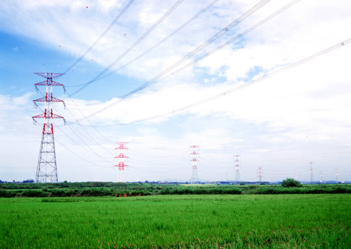 한전이 송전선로 아래 건축물에 대한 상호 안전성평가를 처음 실시한다. 사진은 765kV 송전선로 전경.