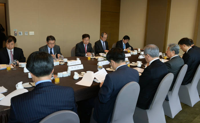 윤상직 장관, 정유업계 사장단과 동북아 오일허브 논의