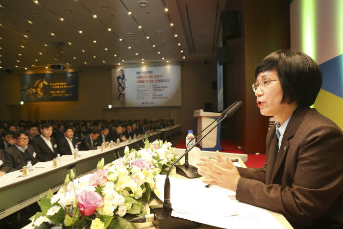 권선주 IBK기업은행장이 지난 1월 24일 열린 전국영업점장 회의에서 개인정보보호법 준수 등 `클린 IBK 10대 운동` 과제에 대해 발표하고 있다.