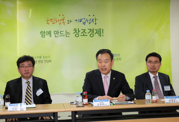 특허청은 25일 대전지역 지식재산 경영 우수기업과 현장 간담회를 가졌다.(왼쪽부터 박한오 바이오니아 사장, 김영민 특허청장, 민경남 세종이엔씨 사장)