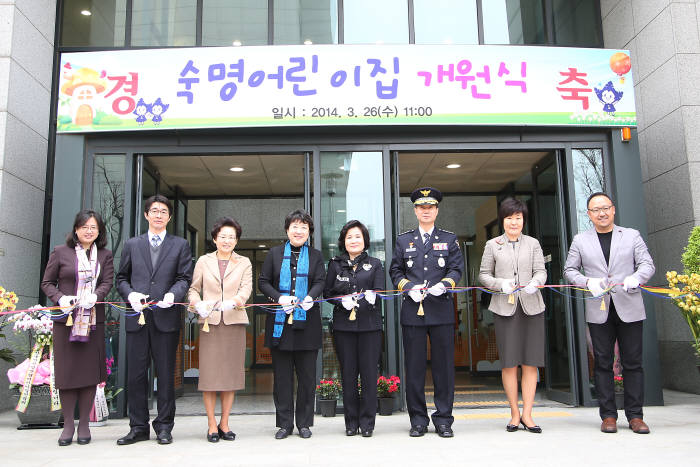 26일 숙명여자대학교 제2창학캠퍼스 사회교육관에서 열린 숙명어린이집 개원식에서 황선혜 총장과 진정무 용산경찰서장 등 내외빈들이 개원을 축하하는 테이프커팅식을 하고 있다. 사진 좌측부터 양영아 숙명어린이집원장, 송일근 숙명여대 노조위원장, 송화순 대학원장, 황선혜 총장, 임영신 숙명학원 이사, 진정무 용산경찰서장, 이숙희 사무처장, 김흥렬 관리정보처장.