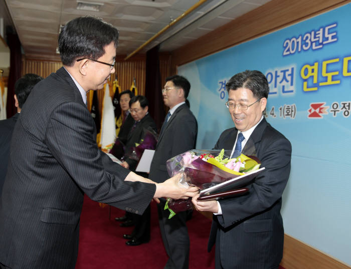 홍만표 경북지방우정청장(오른쪽)이 고객감동경영 및 안전경영 부문 우수상 시상을 하고 있다.