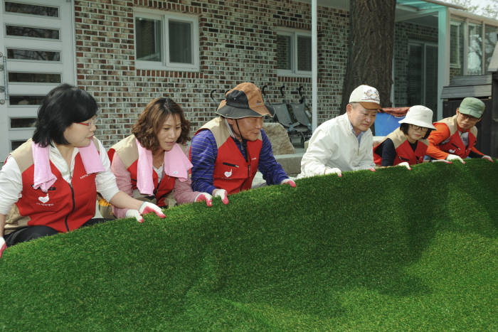 채정병 롯데카드 대표(왼쪽 세 번째)와 러브팩토리 봉사단이 지난 2일 중구 소파로에 위치한 사회복지법인 남산원에서 식목 및 안전도로 설치 등 봉사활동을 펼쳤다.