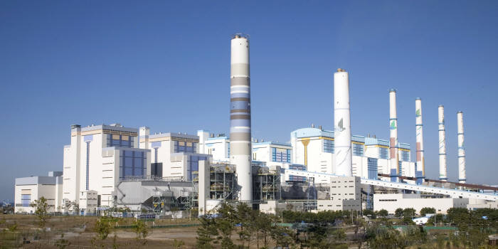 서부발전 태안화력발전소는 발전과정에서 연간 100만톤의 정제회가 생산된다. 사진은 태안화력발전소 전경.