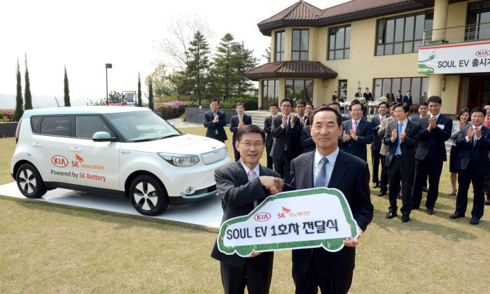 구자영 SK이노베이션 부회장(왼쪽)과 이삼웅 기아차 사장이 차량 전달식 후 기념촬영했다.